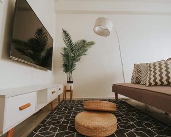 Scandinavian Theme Amaia Steps Nuvali Tagaytay Staycation - Calamba - Sala de estar