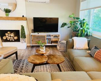 Eugene · Stylish Comfort | Quiet SE Area | Walk to Trails - Eugene - Living room