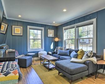 Renovated Carrboro House with Deck and Fire Pit! - Carrboro - Lounge