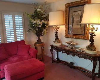 Free wifi & free parking. Charming In-Town Cottage In California Wine Country - Calistoga - Living room