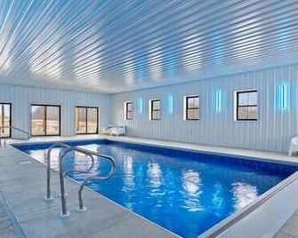 Indiana Dream Barn: Indoor Pool, Half-Court Gym, & Theater - Auburn - Басейн
