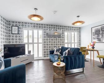 Elliot Oliver - Charming One Bedroom Apartment With Parking in The Docks - Gloucester - Living room