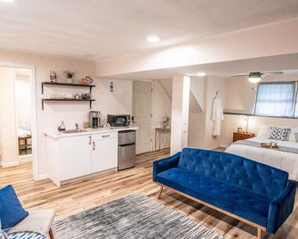 High end studio tailored to the business traveler - Baldwinsville - Soggiorno