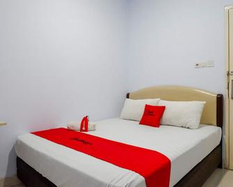 RedDoorz @ Hotel Bravo Pantai Kamali Bau Bau - Baubau - Habitación