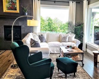 Panoramic River Views - Nature Framed in Every Window - Kelso - Living room