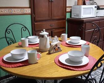 Cute, Clean, And Cozy House - Parral - Eetruimte