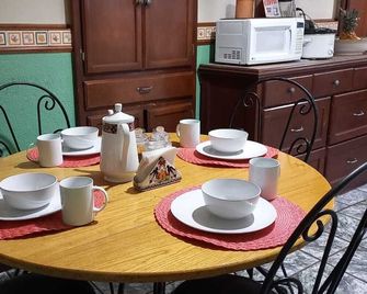 Cute, Clean, And Cozy House - Parral - Eetruimte