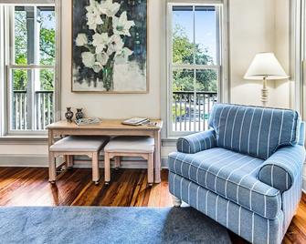 Beautiful 3-Story Home 1 Block From Forsyth Park By Lucky Savannah - Savannah - Living room