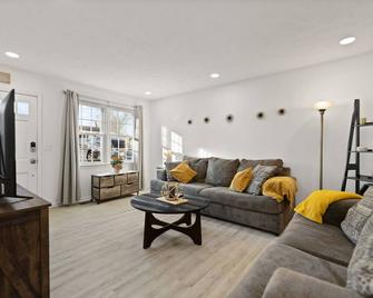 The Kentucky Bluegrass Retreat - Frankfort - Living room