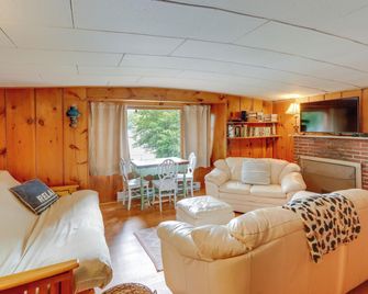 Rustic Berkshires Cottage at Lake Buel w/ Kayaks! - New Marlborough - Living room