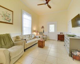 Cozy Thomasville Cottage - Walk to Downtown! - Thomasville - Huiskamer