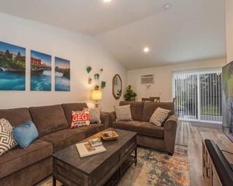 Modern And Stylish King Bed Wifi Free Parking - Spokane Valley - Living room