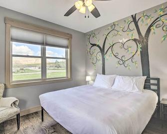 Idyllic Gem Screened Porch, half Mi to River! - Thermopolis - Schlafzimmer