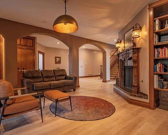 Downtown 2 Story Loft w/6bdrms-walk to everything! - Norwalk - Obývací pokoj