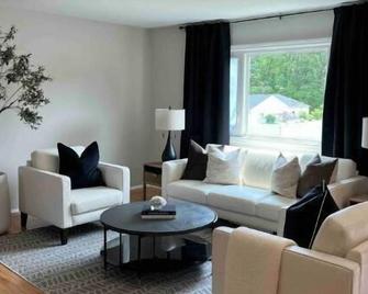 New Home Away From Home! Only 7 Min To Beach! - Brick - Living room