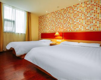 Home Inn Hotel Kunming Jinmafang Shulin Street - Kunming - Sovrum