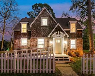 Inviting 100-yr-old updated & roomy cottage w/deck - Palestine - Building