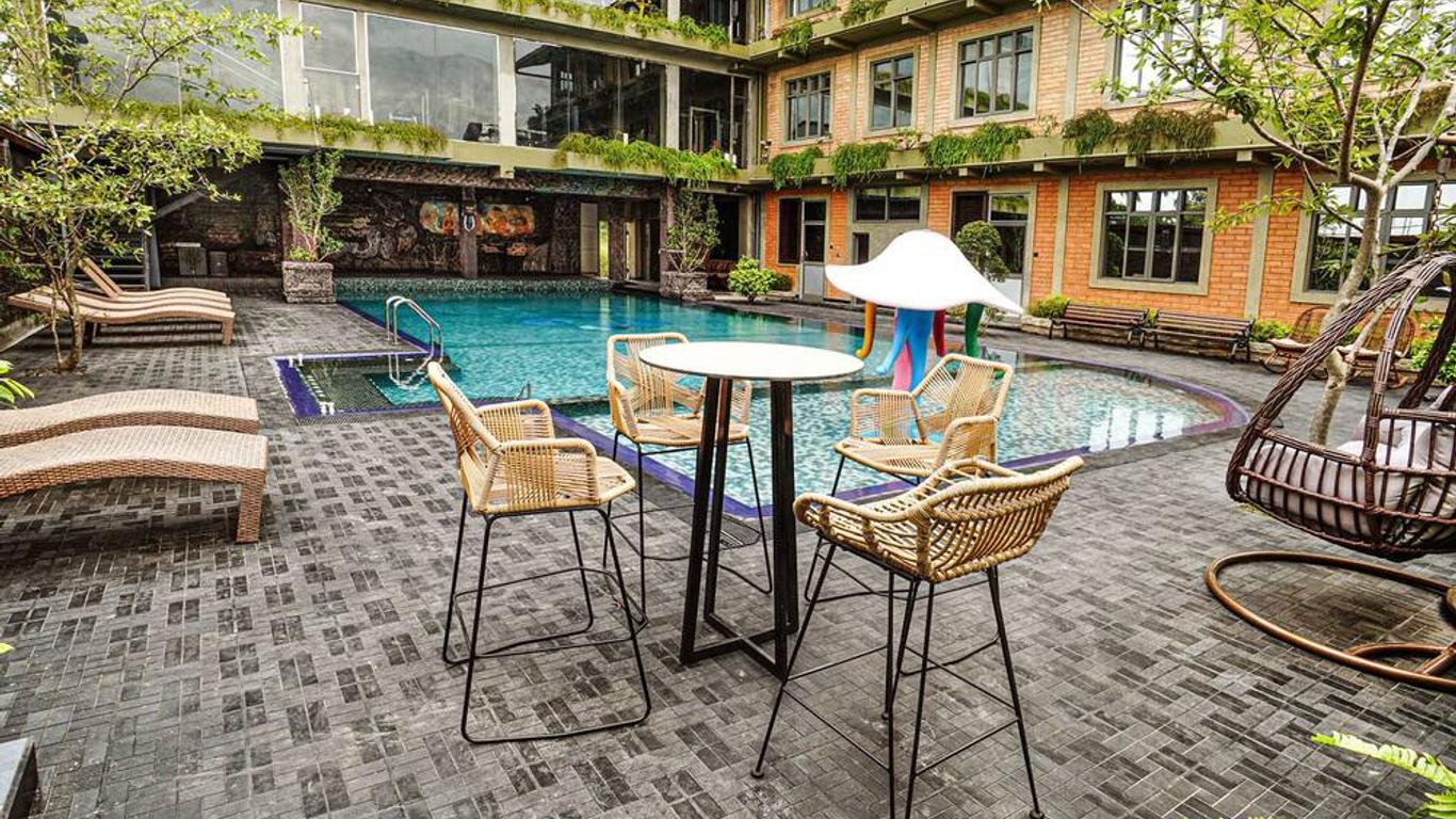 Sasha Transit Hotel