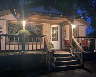 Yough Nest Bungalow (Half Home - Convenient Location & Beautiful View) - Confluence - Edificio