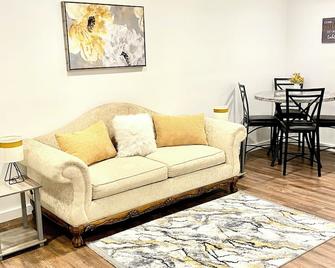 Charming 1-Bedroom Apartment in Pikeville with AC, WiFi, Work Desk - Pikeville - Living room