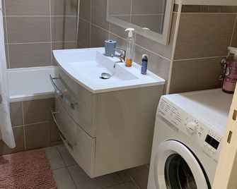 Chaleureux logement familial jusqu'à 6 personnes - Annemasse - Wasserette