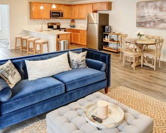 Charming 2-Bed, 2-Bath Apt. in Morgantown, Pa - Cozy Getaway with Comfort! - Morgantown - Вітальня