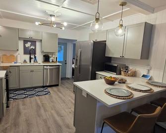 Charming 3-bedroom house in beautiful Bainbridge with AC, Wi-Fi - Bainbridge - Kitchen