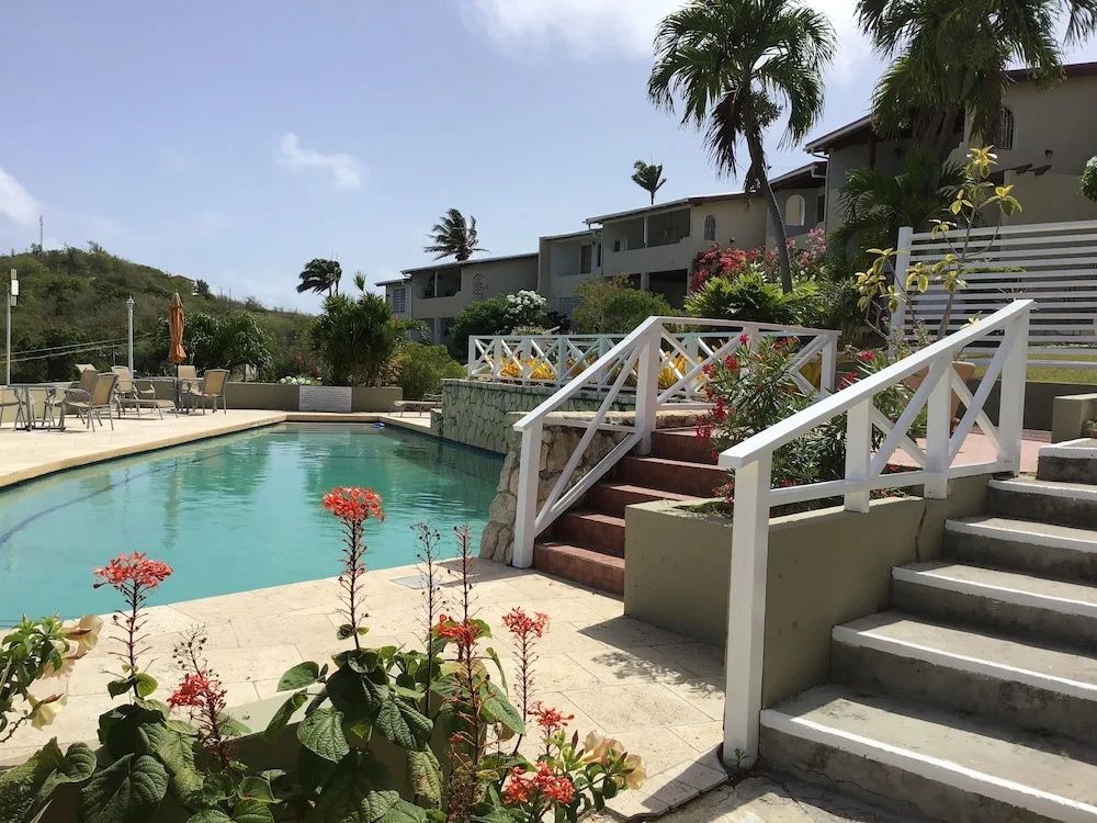 2-bedroom Apartment With Seaviews - St. John's - בריכה