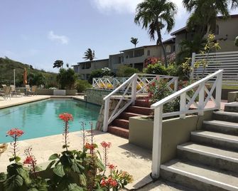 2-bedroom Apartment With Seaviews - St. John's - בריכה