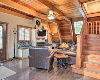 Peaceful Georgetown Home - 13 Mi to Lewes Beach! - Georgetown - Living room
