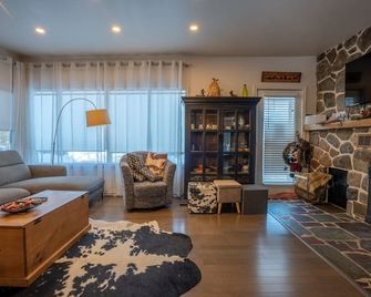 Domaine Ormes| Hot Tub | Lake | Pool Table | Kayak - Saint-Jean-de-Matha - Salon