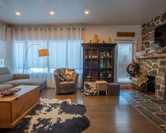 Domaine Ormes| Hot Tub | Lake | Pool Table | Kayak - Saint-Jean-de-Matha - Huiskamer