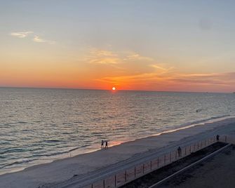 Beautiful Treasure Island And Directly On Sunset Beach! Location, Location!!!!! - Treasure Island - Beach