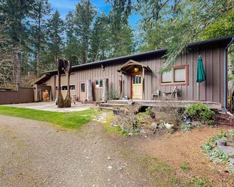 Dog-friendly studio w/ kitchenette, WiFi, yard & fire pit - Orcas - Edificio