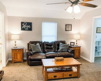 Upstairs 2 bedroom Private Apt Off I- 55 in Pevely - Pevely - Sala de estar