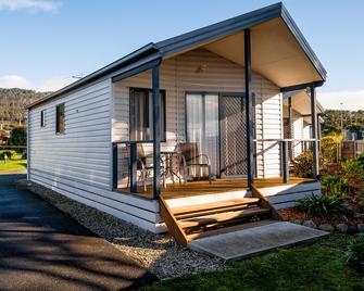 Snug Beach Cabin And Caravan Park - Margate - Building