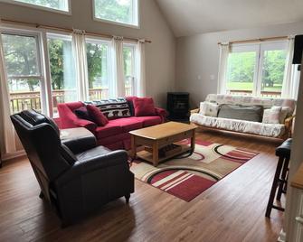Lovely Mount Storm Waterfront Lake House - pet friendly, child friendly retreat - Mount Storm - Sala de estar