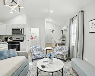 Beacons' Nest, Valpo U, Downtown & Dunes - Valparaiso - Living room