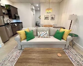 Cozy Cure Apartment in Downtown and Historic Pilot Mountain - Pilot Mountain - Living room