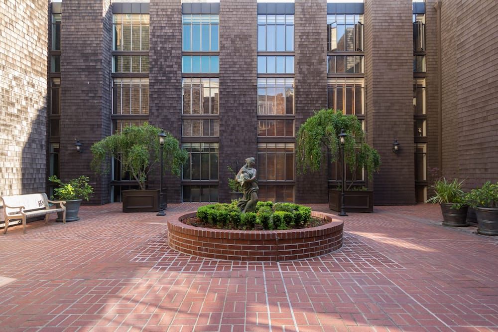 Stylish & Central Nob Hill Condo on quiet courtyard-parking space - سان فرانسسكو - مبنى