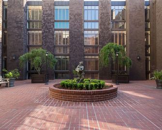Stylish & Central Nob Hill Condo on quiet courtyard-parking space - San Francisco - Bygning