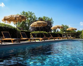 Logis Hostellerie D'Aussois - Semur-en-Auxois - Pool