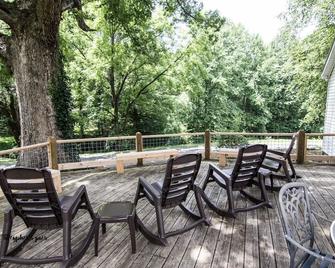 Farmhouse, barn, creek 3.76 acres. Close to John C Campbell Sch Pet Friendly. - Hayesville - Patio