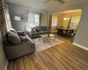 New Castle vacation home 10 minutes from Christiana Mall - New Castle - Living room