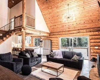 Mt Pilchuck view Cedar's Cabin - Granite Falls - Living room