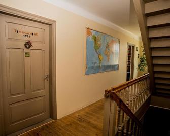 Timemachine Apartment - Valmiera - Aufgang