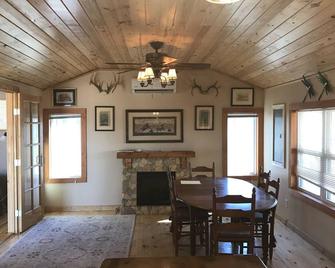 Two bedroom, two bathroom house on an African cattle farm on the Alabama River. - Millbrook - Dining room