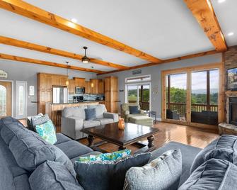 Pet-Friendly Luxury Home With Incredible Outdoor Living, Private Dock + Hot Tub - Dandridge - Obývací pokoj