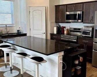 Beach Lovers New House! 10 min to beach - 6 guests - Palm Coast - Kitchen
