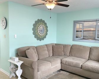 Beach & Boardwalk Block!!! - Ocean City - Living room